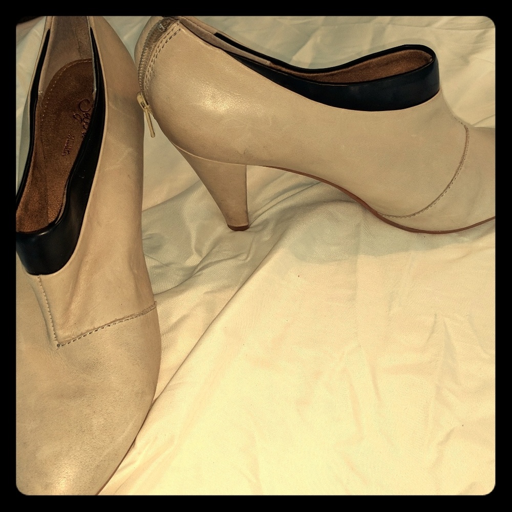 Cream boot shoe.